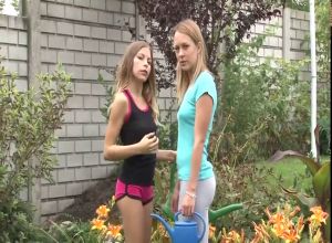 Девушки цветы выращивают и занимаются фистингом